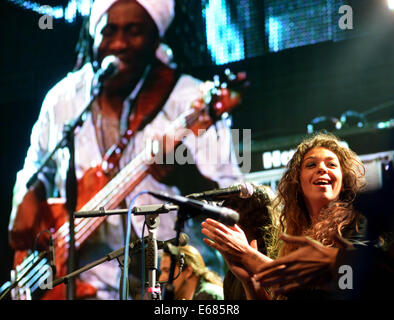 Ceske Budejovice, Tschechische Republik. 16. August 2014. US-jazz-Bassist und Musiker Richard Bona (links) führt mit seinem Flamenco-Projekt während der South Bohemia Jazz Fest in Ceske Budejovice, Tschechische Republik, 16. August 2014. Im Bild rechts Sängerin Sandra Carrasco. © Vaclav Pancer/CTK Foto/Alamy Live-Nachrichten Stockfoto