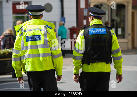 PCSOs auf der Straße während der Brecon Jazz Festival 2014 Stockfoto