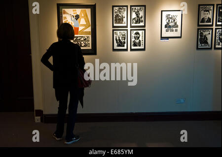 Besucher betrachten jazz Kunstausstellung in Brecon Jazz Festival 2014 Stockfoto