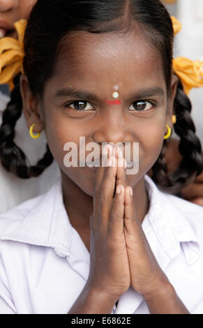 Junge Inderin, traditionelle Begrüßung mit Falten die Hände. Tamil Nadu, Indien Stockfoto
