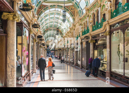 Leeds yorkshire Leeds Stadtzentrum County Arcade Shopping Victoria Quarter Briggate Leeds City Centre Leeds West Yorkshire England Großbritannien GB Europa Stockfoto