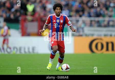 Münster, Deutschland. 17. August 2014. Münchner Dante spielt den Ball während der DFB Pokal erstes Vorrundenspiel zwischen Preussen Münster und dem FC Bayern München am Preussenstadion in Münster, 17. August 2014. München gewinnt 1-4. Foto: Jens Guettler/Dpa/Alamy Live News Stockfoto