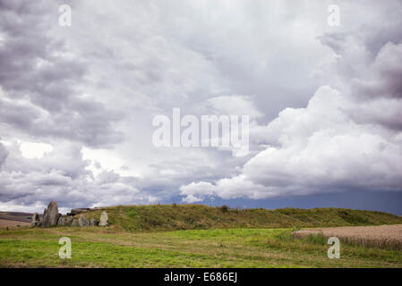 Gewitterwolken über West Kennet Long Barrow. Neolithische gekammerten Grab. Avebury, Wiltshire, England Stockfoto