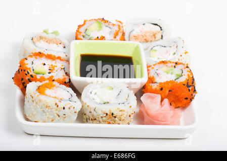 Verschiedene Arten von Sushi auf dem Teller Stockfoto