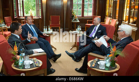 Berlin, Deutschland. 17. August 2014. HANDOUT - treffen sich die Außenminister der Ukraine, Pavlo Klimkin (L-R), Russland, Jan egbert Lawrow, Frankreich, Laurent Fabius und Deutschlands, Frank-Walter Steinmeier (SPD) in der Villa Borsig in Berlin, Deutschland, 17. August 2014. Foto: Thomas Köhler/Photothek/Jobportalen Amt/Dpa Stockfoto