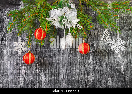 Urlaub Silvester und Weihnachten Hintergrund aus Zweigen Tanne Dekoration Spielzeug Stockfoto