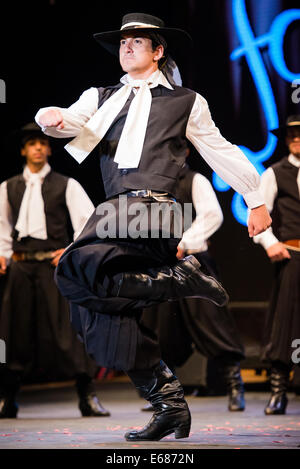 Ballet Folklórico Latinoamericano Santiago del Estero-folk-Ensemble aus Santiago Del Estero, Argentinien, erklingt in Folkart Stockfoto