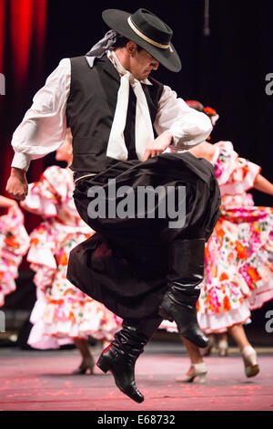 Ballet Folklórico Latinoamericano Santiago del Estero-folk-Ensemble aus Santiago Del Estero, Argentinien, erklingt in Folkart Stockfoto