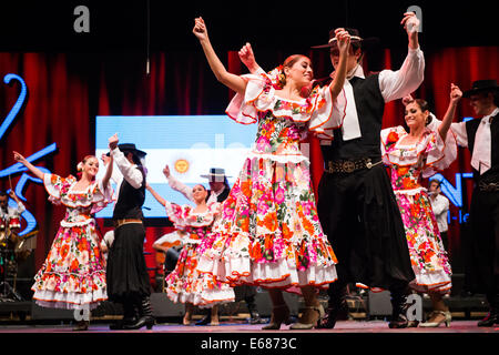 Ballet Folklórico Latinoamericano Santiago del Estero-folk-Ensemble aus Santiago Del Estero, Argentinien, erklingt in Folkart Stockfoto