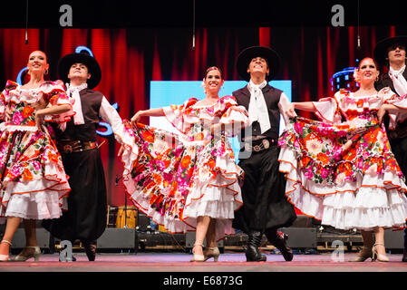 Ballet Folklórico Latinoamericano Santiago del Estero-folk-Ensemble aus Santiago Del Estero, Argentinien, erklingt in Folkart Stockfoto