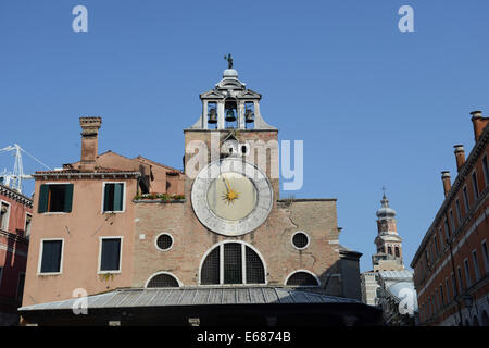 Italien Venedig San Polo Kirche San Giacomo di Rialto 15. Jahrhundert Uhr drei Glocken Stockfoto