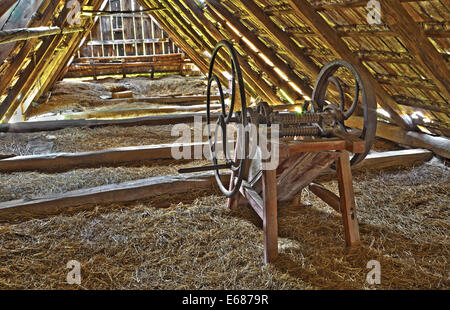Spreu Altmaschine auf das Billet Dorfhaus in der Slowakei Stockfoto