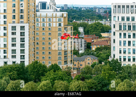 Londoner Air Ambulance Reaktion auf eine Notlandung in Westferry Circus, London, E14, UK Stockfoto
