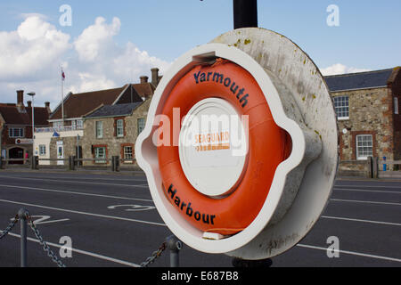 Orange gefärbte Rettungsring Yarmouth Hafen Isle Of Wight UK Stockfoto