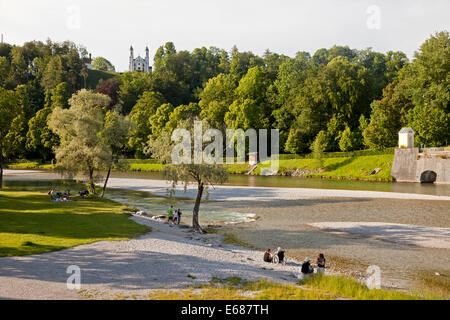 Isar Fluss und Kalvarienberg mit Kirche des Heiligen Kreuzes in Bad Tölz, Bayern, Deutschland, Europa Stockfoto