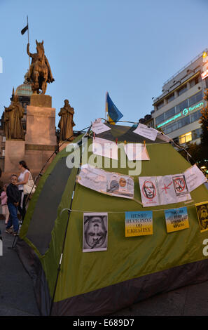 Prag, Tschechische Republik. 17. August 2014. Aktivisten aus der Tschechischen Gruppe Kaputin Gruppe fordert Premierminister Bohuslav Sobotka, mehr Unterstützung der Ukraine in ihrem Kampf gegen Russland bei der Demonstration in Prag, Tschechische Republik, 17. August 2014. Bildnachweis: CTK/Alamy Live-Nachrichten Stockfoto