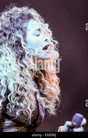 Ella Eyre spielt V Festival Hylands Park auf 17.08.2014, Chelmsford.  Personen im Bild: Ella Eyre, Ella McMahon.   Bild von Julie Edwards Stockfoto