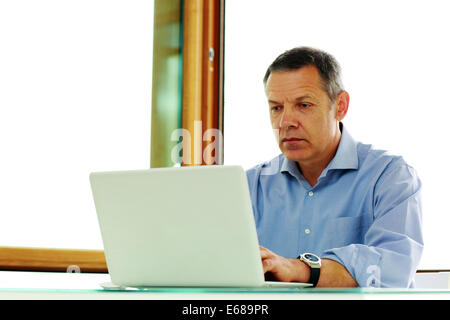 Porträt von einem nahen im Alter von kaukasischen Mann auf seinem Laptop. Stockfoto