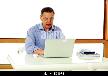 Porträt von senior kaukasischen Mann auf seinem Laptop arbeitet. Stockfoto