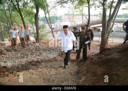 Pyongyang. 18. August 2014. Das Foto zur Verfügung gestellt von Korean Central News Agency (KCNA) am 18. August 2014 zeigt Top-Leader der Demokratischen Volksrepublik Korea (DVRK) Kim Jong Un (vorne) Inspektion der Baustelle des Yonphung Erholungsheim für Wissenschaftler in Pjöngjang, Nordkorea. Umrundung des Generals Service-Center, Erholungsheim Gebäude und andere Orte, lernte er im Detail über den Bau. Bildnachweis: Xinhua/Alamy Live-Nachrichten Stockfoto