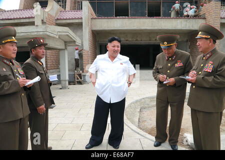 Pyongyang. 18. August 2014. Das Foto zur Verfügung gestellt von Korean Central News Agency (KCNA) am 18. August 2014 zeigt oberste Führer der Demokratischen Volksrepublik Korea (DVRK) Kim Jong Un (C)-Ort-Anleitung zur Baustelle des Yonphung Erholungsheim für Wissenschaftler in Pjöngjang, Nordkorea geben. Umrundung des Generals Service-Center, Erholungsheim Gebäude und andere Orte, lernte er im Detail über den Bau. Bildnachweis: Xinhua/Alamy Live-Nachrichten Stockfoto