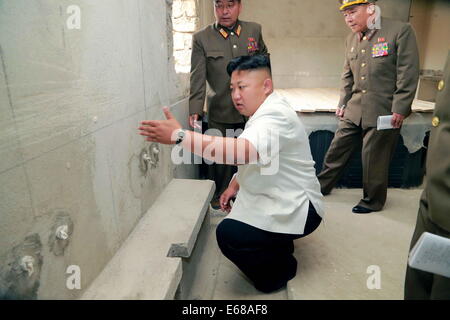 Pyongyang. 18. August 2014. Das Foto zur Verfügung gestellt von Korean Central News Agency (KCNA) am 18. August 2014 zeigt Top-Leader der Demokratischen Volksrepublik Korea (DVRK) Kim Jong Un (vorne), Ort der Baustelle des Yonphung Rest Home-Anleitung für Wissenschaftler in Pjöngjang, Nordkorea. Umrundung des Generals Service-Center, Erholungsheim Gebäude und andere Orte, lernte er im Detail über den Bau. Bildnachweis: Xinhua/Alamy Live-Nachrichten Stockfoto