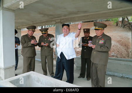 Pyongyang. 18. August 2014. Das Foto zur Verfügung gestellt von Korean Central News Agency (KCNA) am 18. August 2014 zeigt oberste Führer der Demokratischen Volksrepublik Korea (DVRK) Kim Jong Un (C)-Ort-Anleitung zur Baustelle des Yonphung Erholungsheim für Wissenschaftler in Pjöngjang, Nordkorea geben. Umrundung des Generals Service-Center, Erholungsheim Gebäude und andere Orte, lernte er im Detail über den Bau. Bildnachweis: Xinhua/Alamy Live-Nachrichten Stockfoto