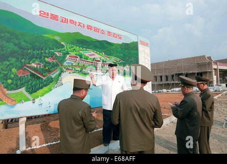 Pyongyang. 18. August 2014. Das Foto zur Verfügung gestellt von Korean Central News Agency (KCNA) am 18. August 2014 zeigt oberste Führer der Demokratischen Volksrepublik Korea (DVRK) Kim Jong Un (C)-Ort-Anleitung zur Baustelle des Yonphung Erholungsheim für Wissenschaftler in Pjöngjang, Nordkorea geben. Umrundung des Generals Service-Center, Erholungsheim Gebäude und andere Orte, lernte er im Detail über den Bau. Bildnachweis: Xinhua/Alamy Live-Nachrichten Stockfoto