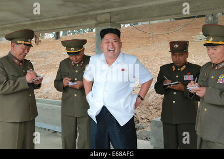 Pyongyang. 18. August 2014. Das Foto zur Verfügung gestellt von Korean Central News Agency (KCNA) am 18. August 2014 zeigt oberste Führer der Demokratischen Volksrepublik Korea (DVRK) Kim Jong Un (C)-Ort-Anleitung zur Baustelle des Yonphung Erholungsheim für Wissenschaftler in Pjöngjang, Nordkorea geben. Umrundung des Generals Service-Center, Erholungsheim Gebäude und andere Orte, lernte er im Detail über den Bau. Bildnachweis: Xinhua/Alamy Live-Nachrichten Stockfoto