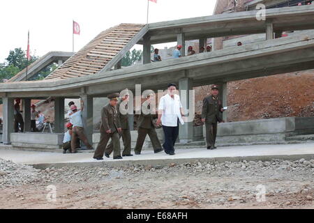 Pyongyang. 18. August 2014. Das Foto zur Verfügung gestellt von Korean Central News Agency (KCNA) am 18. August 2014 zeigt Top-Leader der Demokratischen Volksrepublik Korea (DVRK) Kim Jong Un (2. R) Inspektion der Baustelle des Yonphung Erholungsheim für Wissenschaftler in Pjöngjang, Nordkorea. Umrundung des Generals Service-Center, Erholungsheim Gebäude und andere Orte, lernte er im Detail über den Bau. Bildnachweis: Xinhua/Alamy Live-Nachrichten Stockfoto