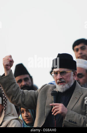 Islamabad, Pakistan. 17. August 2014. Pakistanische Anti-Regierungs-Kleriker Tahir-Ul-Qadri befasst sich mit seinen Anhängern während eines Marsches in Islamabad, der Hauptstadt von Pakistan, 17. August 2014. Pakistanische Premierminister Nawaz Sharif hat geschworen, um an der macht trotz der anhaltenden Proteste in der Hauptstadt Islamabad zu bleiben, da er, Führer der zwei Oppositionsparteien beschuldigt mit ihren Anhängern um zu seiner gewählten Regierung zu schwächen. Bildnachweis: Ahmad Kamal/Xinhua/Alamy Live-Nachrichten Stockfoto