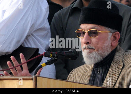 Islamabad, Pakistan. 17. August 2014. Pakistanische Anti-Regierungs-Kleriker Tahir-Ul-Qadri befasst sich mit seinen Anhängern während eines Marsches in Islamabad, der Hauptstadt von Pakistan, 17. August 2014. Pakistanische Premierminister Nawaz Sharif hat geschworen, um an der macht trotz der anhaltenden Proteste in der Hauptstadt Islamabad zu bleiben, da er, Führer der zwei Oppositionsparteien beschuldigt mit ihren Anhängern um zu seiner gewählten Regierung zu schwächen. Bildnachweis: Ahmad Kamal/Xinhua/Alamy Live-Nachrichten Stockfoto