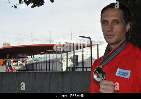 Zürich, Schweiz. 17. August 2014. Tschechische Republik Vitezslav Vesely hält seine Silbermedaille im Speerwurf der Männer nach der Leichtathletik-Europameisterschaft in Zürich, Schweiz, 17. August 2014. Bildnachweis: Tibor Alfoldi/CTK Foto/Alamy Live-Nachrichten Stockfoto