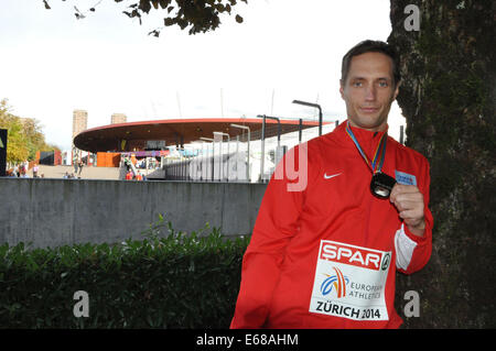 Zürich, Schweiz. 17. August 2014. Tschechische Republik Vitezslav Vesely hält seine Silbermedaille im Speerwurf der Männer nach der Leichtathletik-Europameisterschaft in Zürich, Schweiz, 17. August 2014. Bildnachweis: Tibor Alfoldi/CTK Foto/Alamy Live-Nachrichten Stockfoto