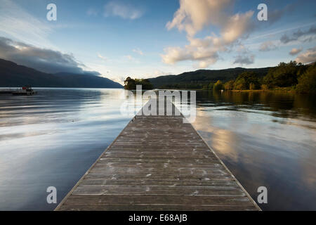 Ein Farbbild der Reflexion am Inveruglus am Loch Lomond im Herbst Stockfoto