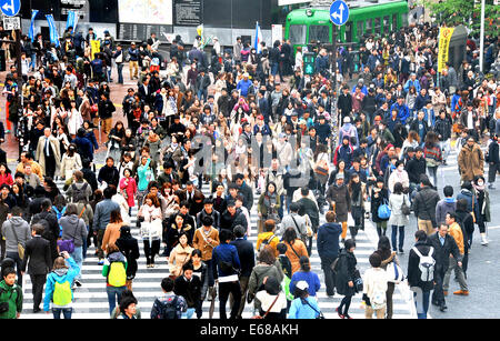 drängen Sie sich kreuzenden Straße Shibuya Tokio Japan Stockfoto