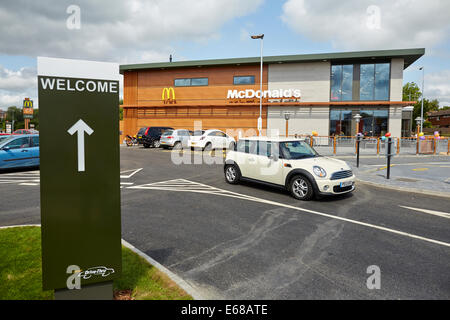 McDonald's öffnen Sie ihre neue Festplatte durch Restaurant in Wigan. Im Bild des Äußeres des neuen Restaurants Stockfoto