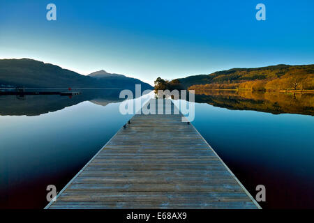 Eine klare Reflexion von der Anlegestelle in Inveruglus, Loch Lomomd Stockfoto