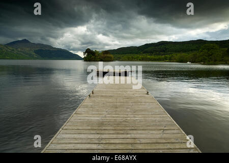 Dunkle Wolken Webstuhl über dem Loch Lomond Stockfoto