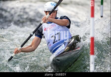 Augsburg, Deutschland. 17. August 2014. Marta Kharitonova aus Russland konkurriert in der Frauen einzelne Wildwasser Slalom Finale der World Cup in Augsburg, Deutschland, 17. August 2014. Bildnachweis: Dpa picture Alliance/Alamy Live News Stockfoto