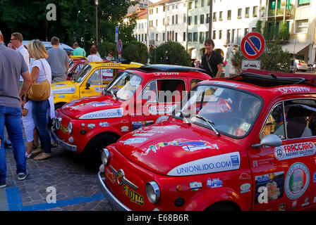 Castelfranco Veneto, Italien. 17. August 2014. Die Expedition der sechs historischen Autos Fiat 500 wird in Castelfranco Veneto nach 17 Tagen der Reise zurückgeführt. Die Crewss blieben für das Nordkap am 1. August 2014. Sie haben über I, A, D, NL, DK, S, N, FIN 7998 Km gereist. Bildnachweis: Ferdinando Piezzi/Alamy Live-Nachrichten Stockfoto