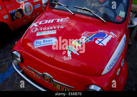 Castelfranco Veneto, Italien. 17. August 2014. Die Expedition der sechs historischen Autos Fiat 500 wird in Castelfranco Veneto nach 17 Tagen der Reise zurückgeführt. Die Crewss blieben für das Nordkap am 1. August 2014. Sie haben über I, A, D, NL, DK, S, N, FIN 7998 Km gereist. Bildnachweis: Ferdinando Piezzi/Alamy Live-Nachrichten Stockfoto