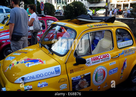 Castelfranco Veneto, Italien. 17. August 2014. Die Expedition der sechs historischen Autos Fiat 500 wird in Castelfranco Veneto nach 17 Tagen der Reise zurückgeführt. Die Crewss blieben für das Nordkap am 1. August 2014. Sie haben über I, A, D, NL, DK, S, N, FIN 7998 Km gereist. Bildnachweis: Ferdinando Piezzi/Alamy Live-Nachrichten Stockfoto