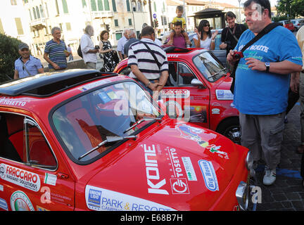 Castelfranco Veneto, Italien. 17. August 2014. Die Expedition der sechs historischen Autos Fiat 500 wird in Castelfranco Veneto nach 17 Tagen der Reise zurückgeführt. Die Crewss blieben für das Nordkap am 1. August 2014. Sie haben über I, A, D, NL, DK, S, N, FIN 7998 Km gereist. Bildnachweis: Ferdinando Piezzi/Alamy Live-Nachrichten Stockfoto