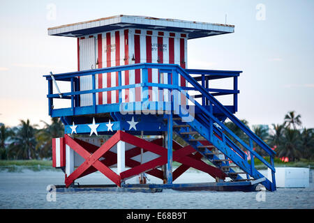 South Beach, Ocean Drive Miami in Florida USA, ein Rettungsschwimmer-Turm in weißen und blauen Sternen und Streifen Rottönen und Daw lackiert Stockfoto