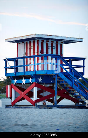 Touristische Attraktion Strandhütte am South Beach in Miami in der Morgendämmerung Stockfoto