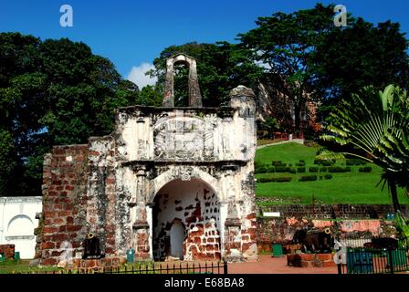 MELAKA, MALAYSIA: Porta de Santiago oder A ' Famosa gate, alles, was Überreste des einst gewaltige portugiesischen Forts gebaut im Jahre 1511 Stockfoto