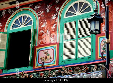 MELAKA, MALAYSIA: Ein Reich bemalte Fassade ein Nyonya Erbe Haus mit Fenstern mit großen Ventilatoren und louvered Fensterläden Stockfoto