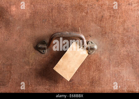 Nahaufnahme des alten braune Ledertasche. Detail Griff und Gepäck-Tag. Stockfoto
