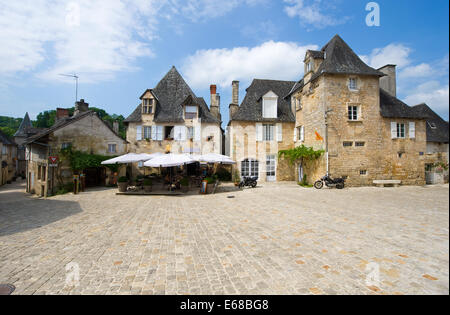 Alte malerische Gebäude in der Mitte des Romantique Dorf von Turenne im Stadtteil Dordogne Stockfoto